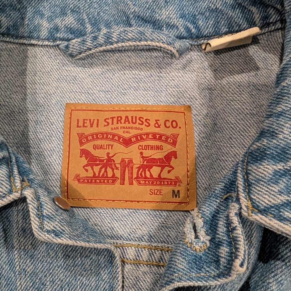 Levi's Medium Ex Boyfriend Trucker Blue Jean Denim Jacket Distressed LIKE NEW - Picture 7 of 8